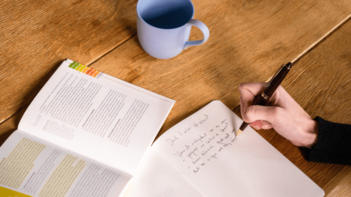 Passer l'agrègation pour devenir enseignant.