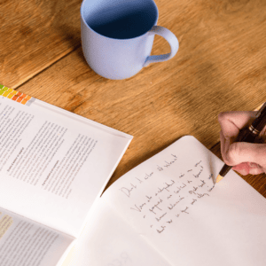 Passer l'agrègation pour devenir enseignant.