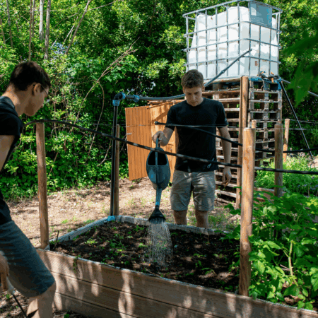 étudiants dans un potager ISARA