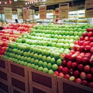 merchandising : étales de fruits et légumes