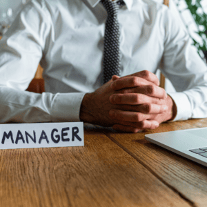 Faire un MBA ou un EMBA.