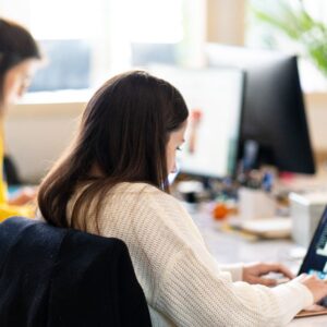 Deux stagiaires sur leur ordinateur.