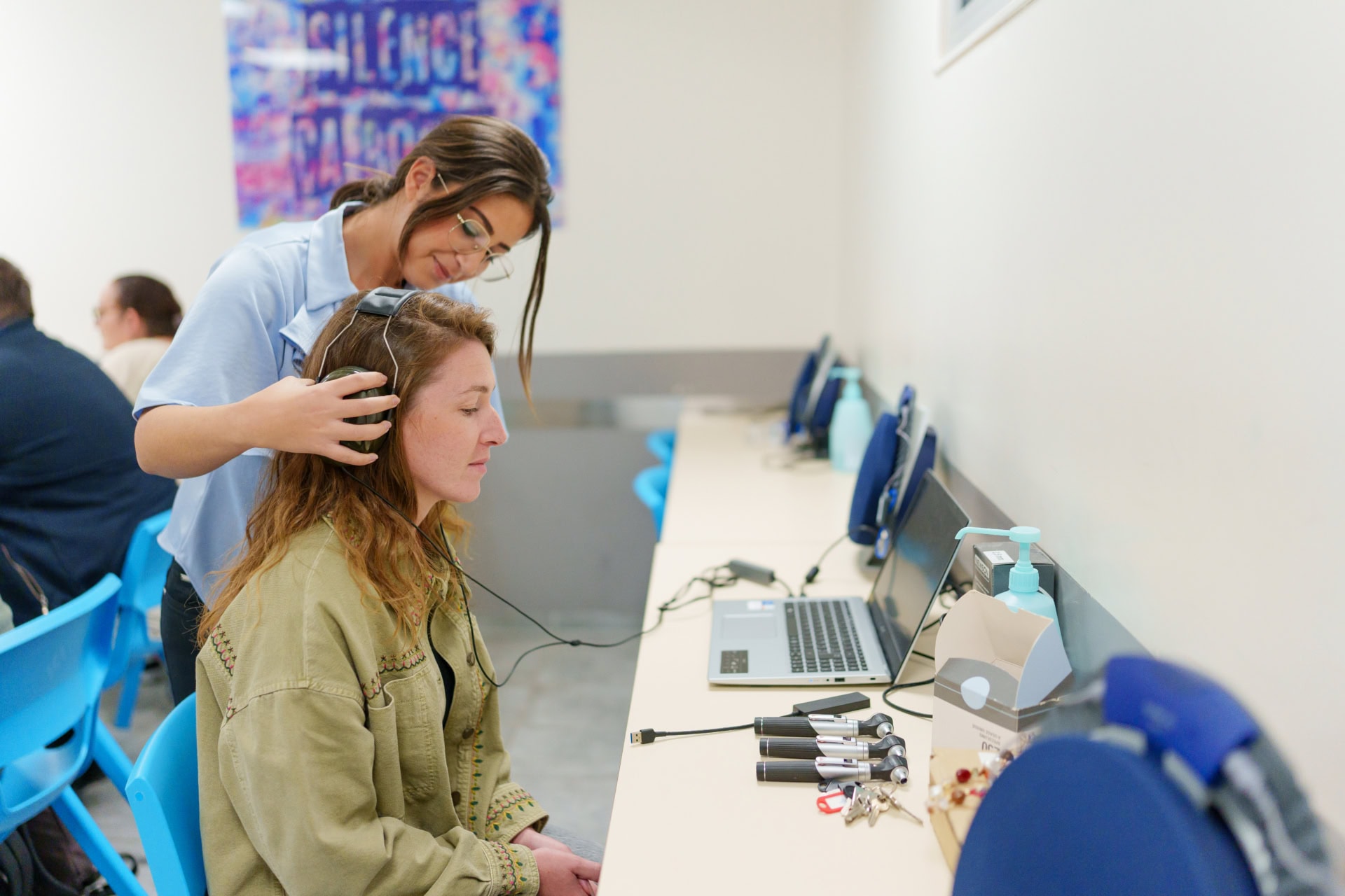 ENSAO étudiante essaie audioprothèse