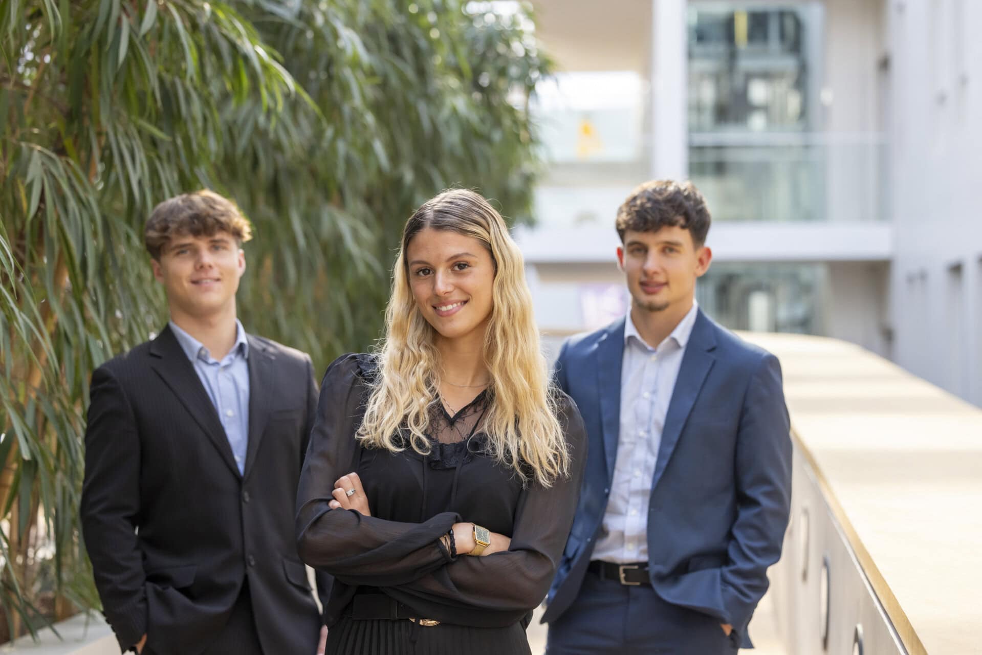 Sup de V étudiants qui posent