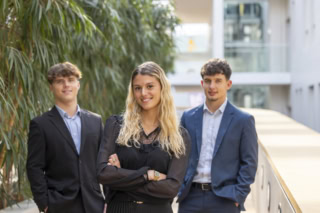 Sup de V étudiants qui posent