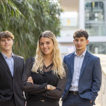 Sup de V étudiants qui posent