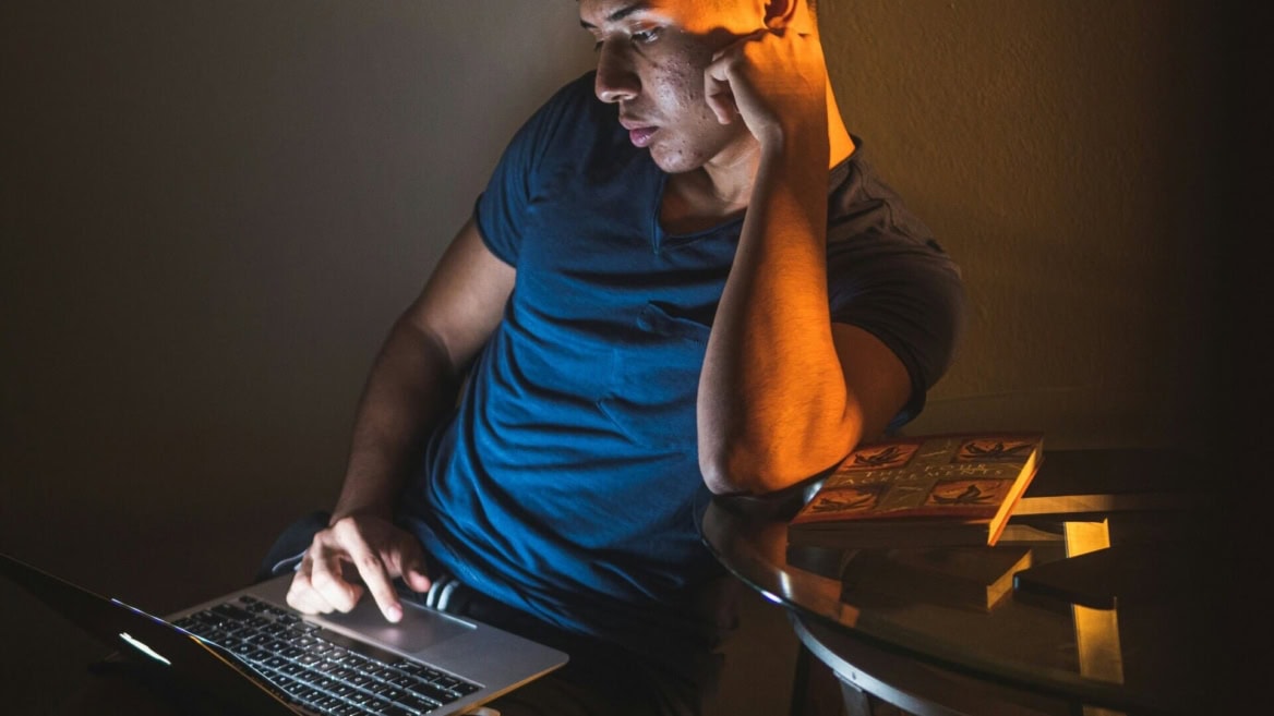 Etudiant sur son ordinateur