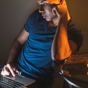 Etudiant sur son ordinateur