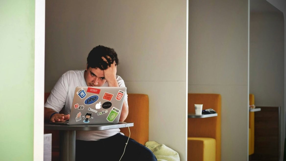 étudiant sur son ordinateur