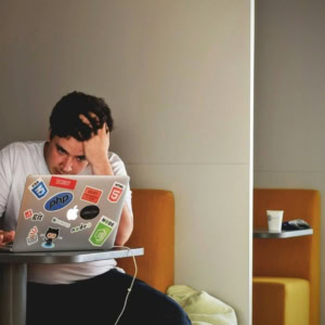 étudiant sur son ordinateur