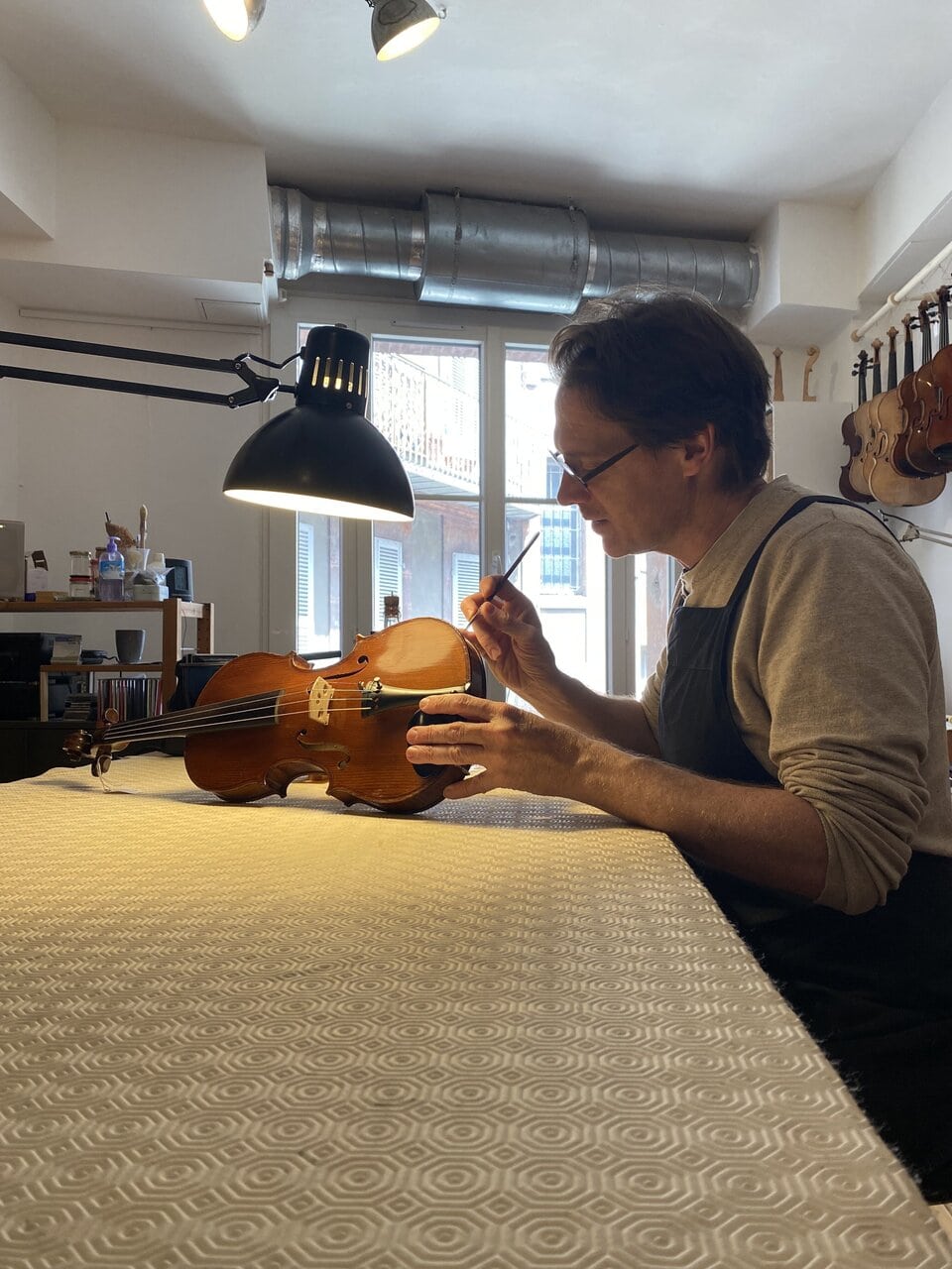 Benoît Germain dans son atelier, à Toulouse