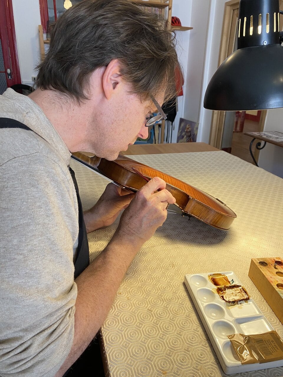 Benoît Germain dans son atelier, à Toulouse