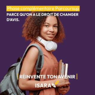 Jeune étudiante avec un casque et un sac à dos posant