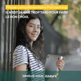 Jeune étudiante avec un ordinateur dans les mains posant