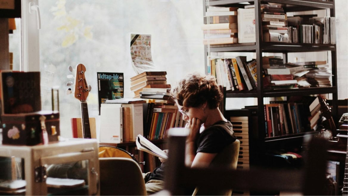 7 livres à lire cet été, pour les étudiants qui veulent muscler leur vision du monde