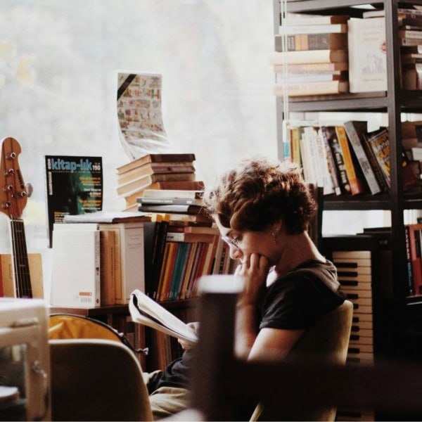 7 livres à lire cet été, pour les étudiants qui veulent muscler leur vision du monde